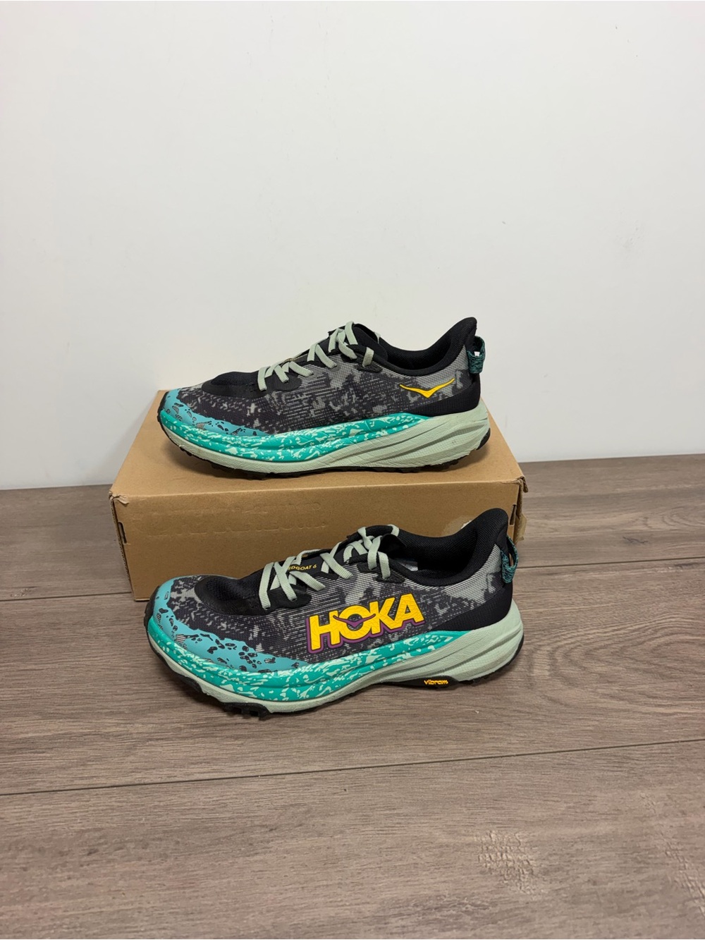 Used women Hoka One One Speedgoat 6 Trail Running Shoes size 9